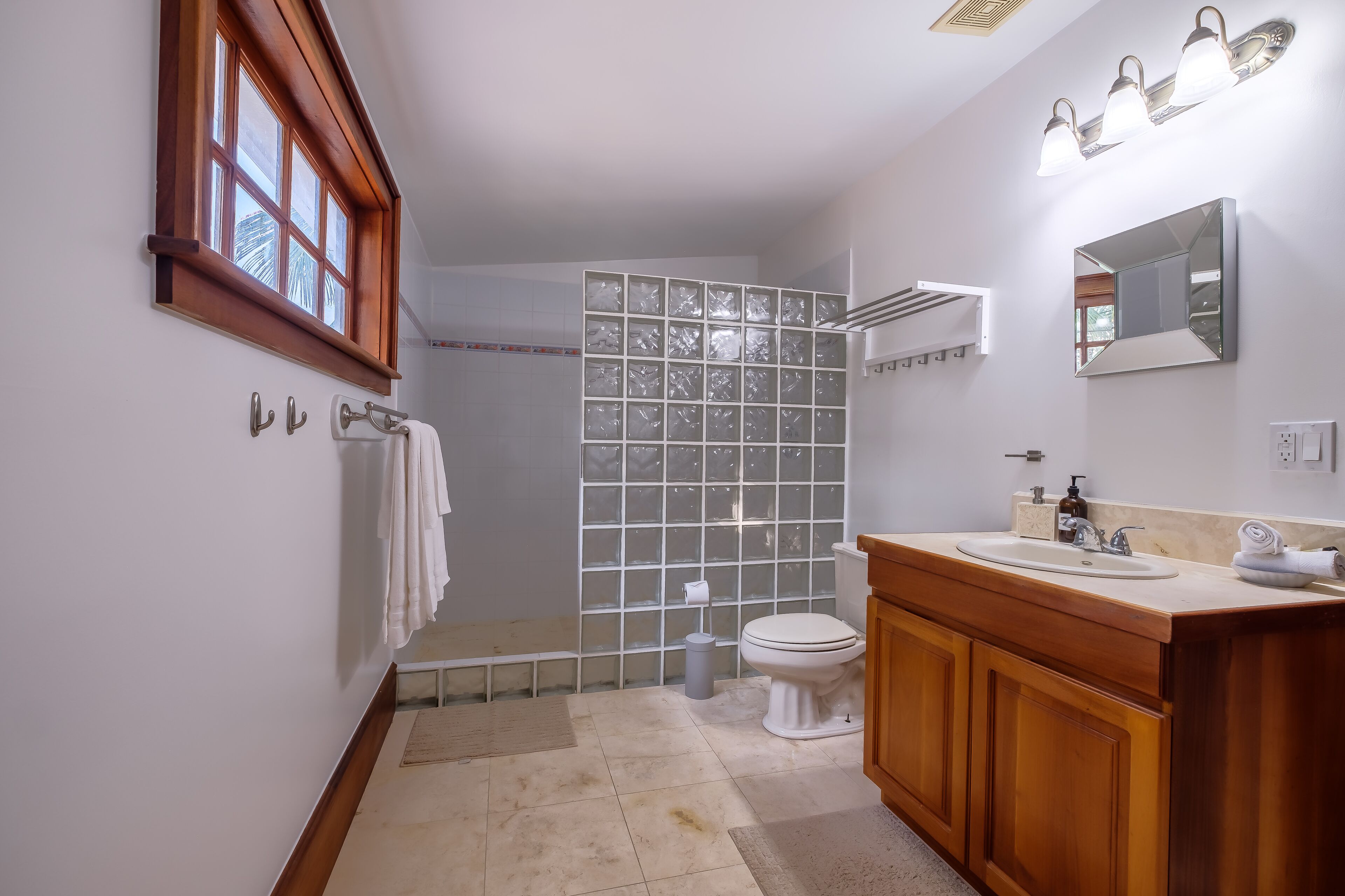 House (Villa Anil Mar) | Bathroom | Shower, hair dryer, towels, soap