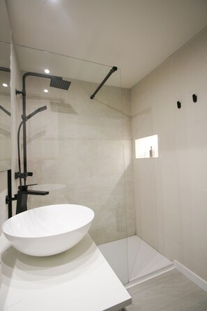 Shower, hair dryer, towels, soap - Front line apartment (Cala Rajada)