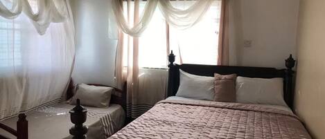 2 bedrooms, iron/ironing board, free WiFi