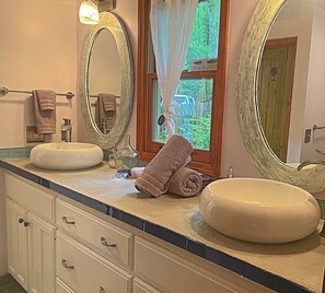 Combined shower/tub, hair dryer, towels, soap - Yoga & Peaceful, Elegant, Bohemian Vibes Surrounded by Forest (Blairsville)