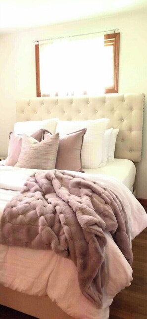 3 habitaciones, tabla de planchar con plancha, wifi y ropa de cama 