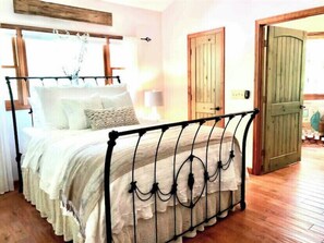 3 bedrooms, iron/ironing board, WiFi, bed sheets - Yoga & Peaceful, Elegant, Bohemian Vibes Surrounded by Forest (Blairsville)