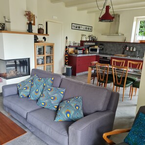 Smart TV, fireplace, books - LA COMMISSERIA Beautiful new house with private pool surrounded by nature (Salò)