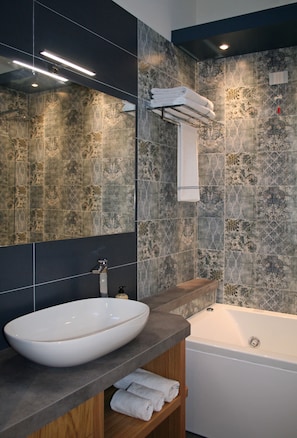 Combined shower/bathtub, jetted bath, hair dryer, bidet - LA COMMISSERIA Beautiful new house with private pool surrounded by nature (Salò)