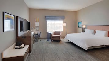 Meja kerja, ruang kerja ramah laptop, dan tirai kedap cahaya