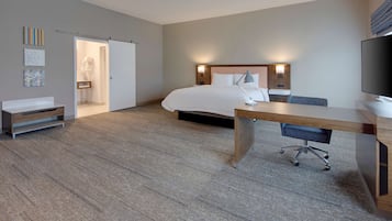 Meja kerja, ruang kerja ramah laptop, dan tirai kedap cahaya