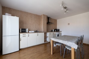Fridge, microwave, oven, stovetop - House in the heart of the mountains (Valsaín)