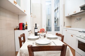 Fridge, oven, stovetop, coffee/tea maker