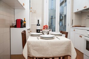 Geladeira, fogão, cooktop, cafeteira/chaleira
