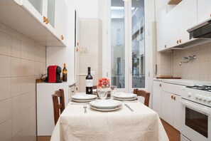 Réfrigérateur, un four, surface de cuisson, cafetière-théière