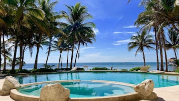 Utendørsbasseng og solsenger