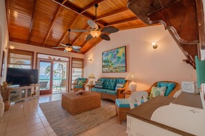 Luxe appartement (Coral Bay Villas - Eagle Ray Suite) | Een kluis op de kamer, individueel gedecoreerd, individueel gemeubileerd