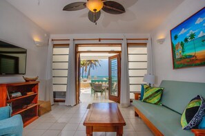 Apartamento (Coral Bay Villas - Starfish Suite) | Caja fuerte, decoración individual, mobiliario individual