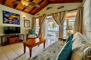 Apartamento superior | Zona de estar | Smart TV de 43 pulgadas con canales por cable, una televisión