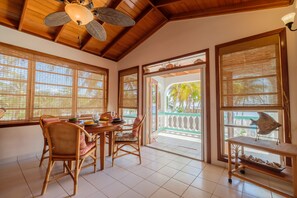 Luksus-lejlighed (Coral Bay Villas - Eagle Ray Suite) | Pengeskab på værelset, individuelt design, individuel indretning