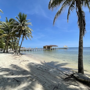 Am Strand, weißer Sandstrand, Liegestühle, Strandtücher