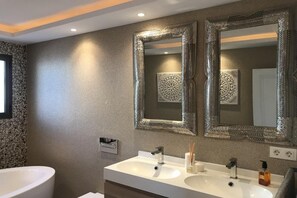 Dusch, hårtork, handdukar och tvål