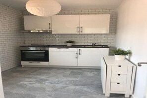 Kjøleskap, mikrobølgeovn, ovn og kokeplater