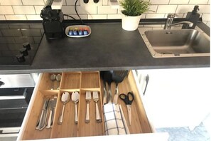 Kylskåp, mikrovågsugn, ugn och spishäll