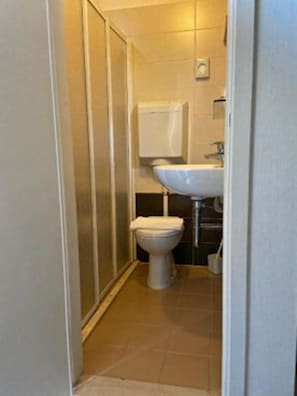 Suihku, sadesuihkupää, ilmaiset hygieniatuotteet, hiustenkuivaaja