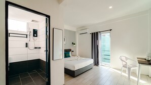 Queen Room | Desk, laptop workspace, soundproofing, iron/ironing board (on request) - Perfect Hub Semporrna (Semporna)