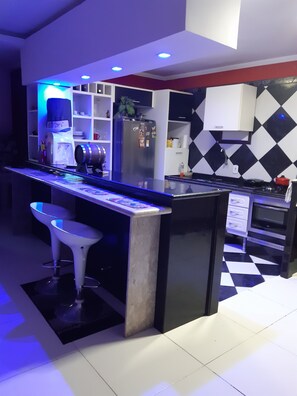 Geladeira, micro-ondas, fogão, cooktop