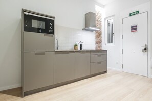 Fridge, microwave, coffee/tea maker, electric kettle - Collection La Latina - Modern flat in the La Latina neighbourhood (Madrid)
