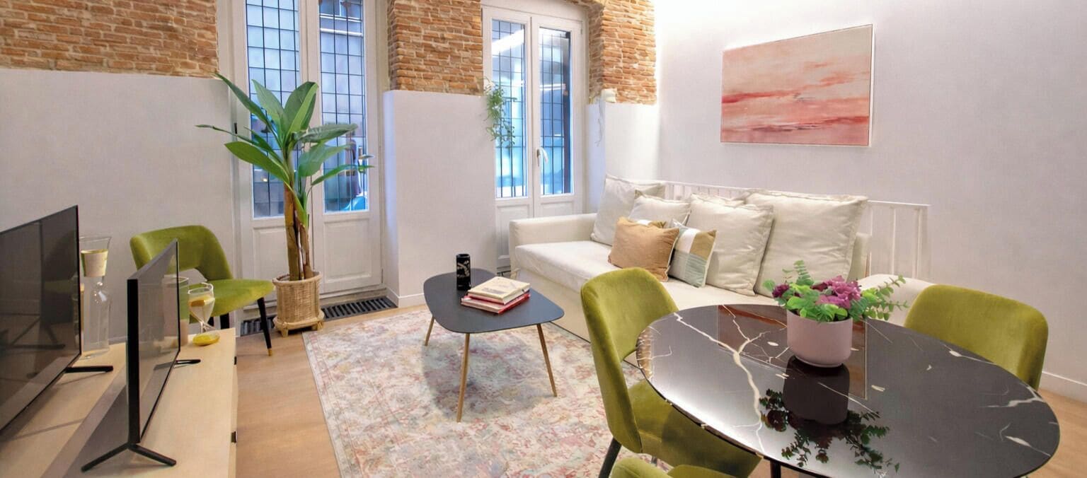 تلفزيون بشاشة مسطحة