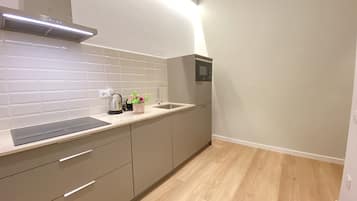 Een koelkast, een microgolfoven, een koffiezetapparaat/waterkoker