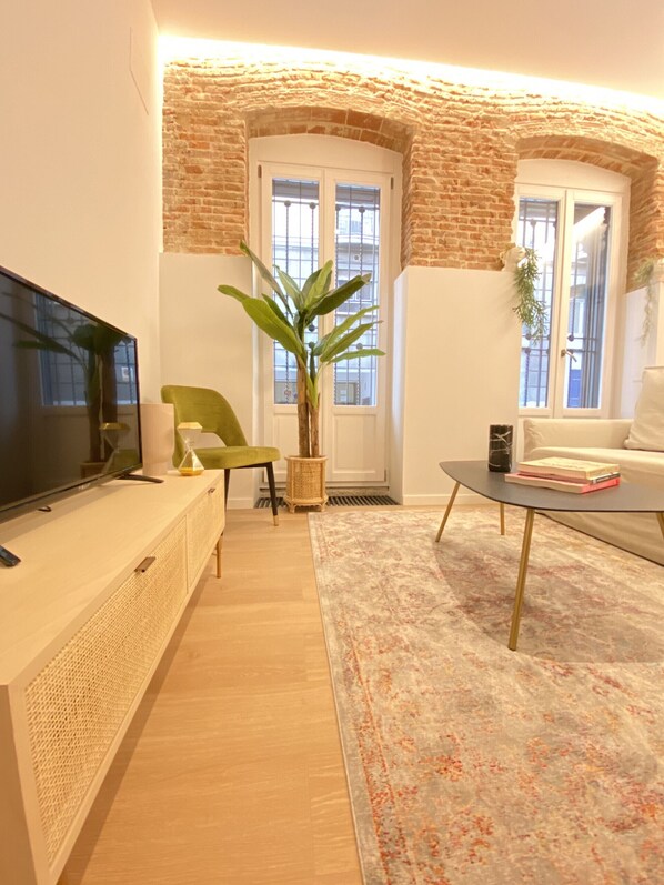 Una televisión de pantalla plana
