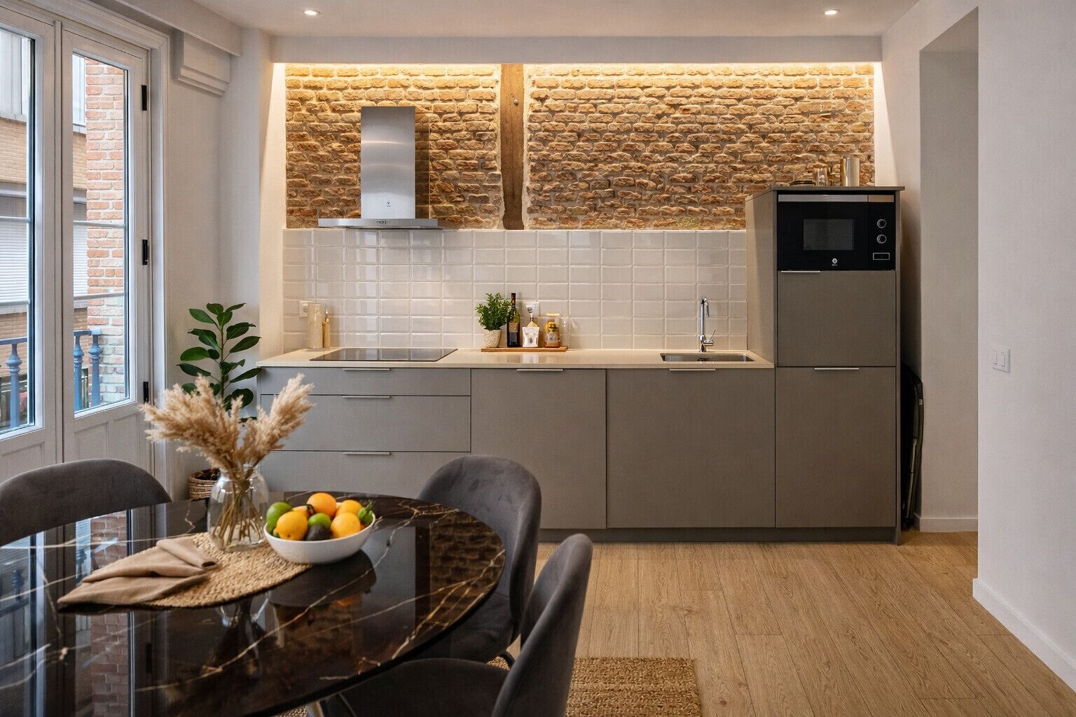 Een koelkast, een microgolfoven, een koffiezetapparaat/waterkoker