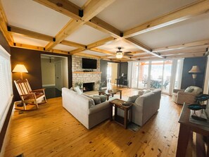 Fernseher, Kamin, DVD-Player, Bücher