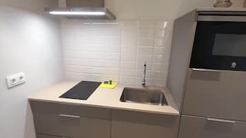 Een koelkast, een microgolfoven, een koffiezetapparaat/waterkoker