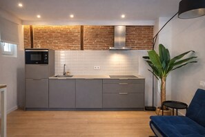 Kühlschrank, Mikrowelle, Wasserkocher mit Kaffee-/Teezubehör