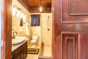 A bathroom with a sink, toilet, and shower. - Casita Playa del Parque (San Pedro)