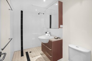 Tina, secadora de cabello, toallas 