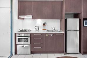 Frigorífico, microondas, horno y placa de cocina