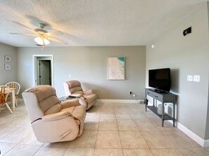 Smart-TV, bøker, musikkbibliotek og kontorer