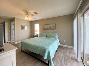 2 soverom, skrivebord, strykejern/-brett og reiseseng for barn