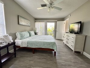 2 habitaciones, escritorio y tabla de planchar con plancha 