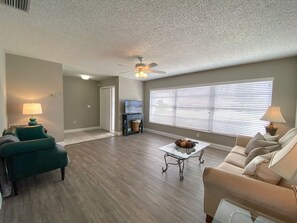 Smart-TV, Bücher, Musikbibliothek, Arbeitsbereiche