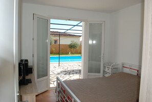 3 bedrooms, free WiFi, bed sheets - Villa with pool near Lake Ste Croix (Régusse)