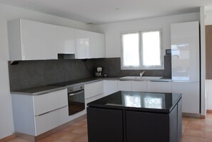 Private kitchen - Villa with pool near Lake Ste Croix (Régusse)