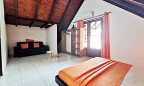5 bedrooms, iron/ironing board, WiFi, bed sheets