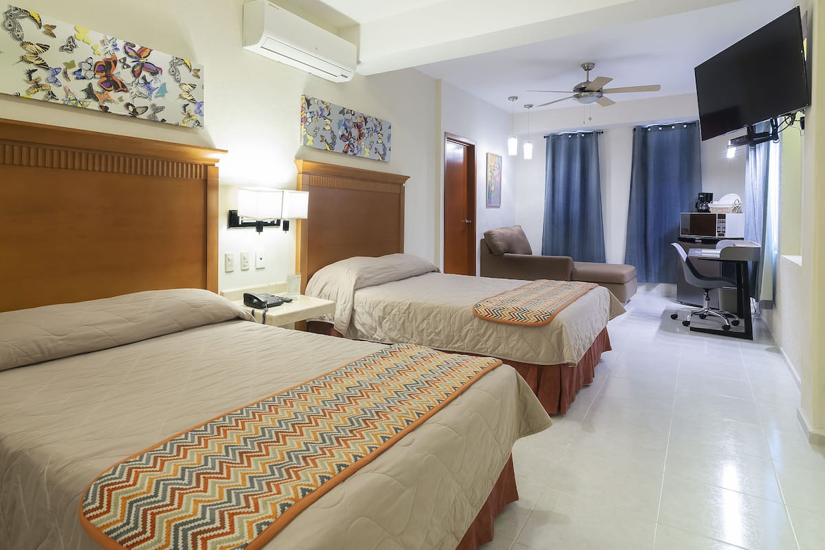 Business Suite | In-room safe, iron/ironing board (on request), WiFi (free), bed sheets