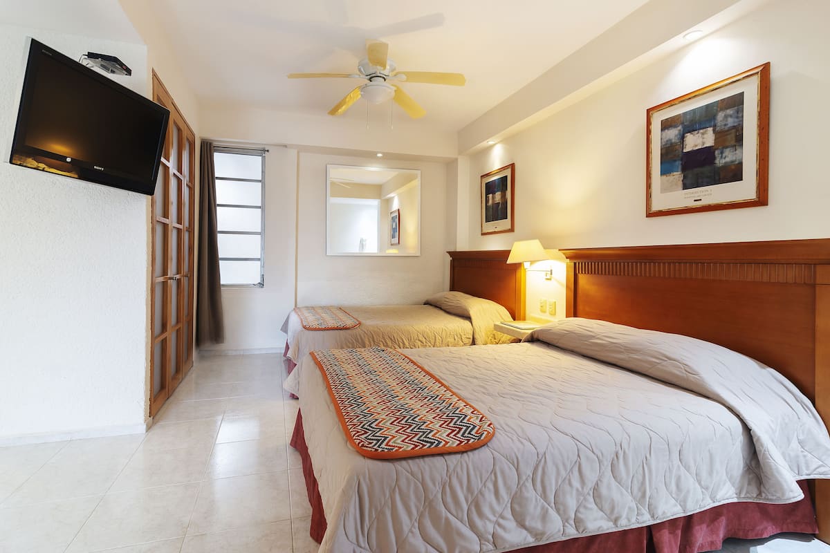 Premium Suite | In-room safe, iron/ironing board (on request), WiFi (free), bed sheets
