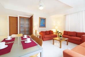 Phòng Suite Premium | Khu phòng khách | TV 32-inch có truyền hình cáp 