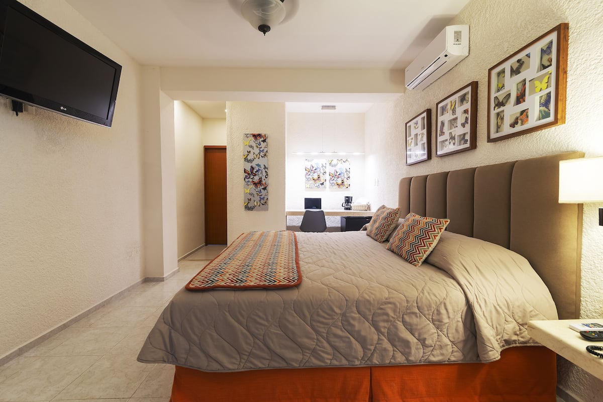 Comfort Studio | In-room safe, iron/ironing board (on request), WiFi (free), bed sheets