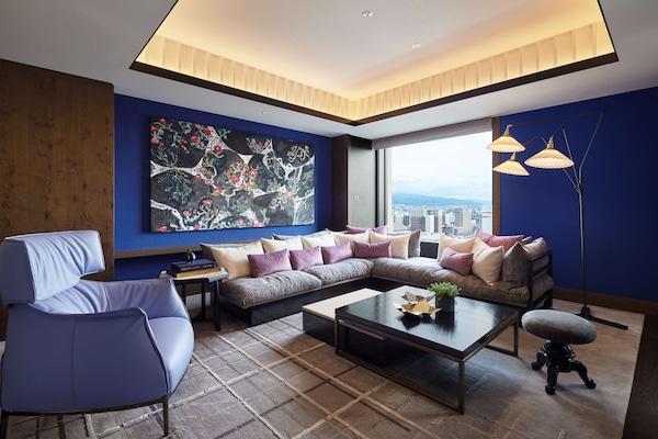 Hypo-allergenic bedding, in-room safe, desk, blackout drapes