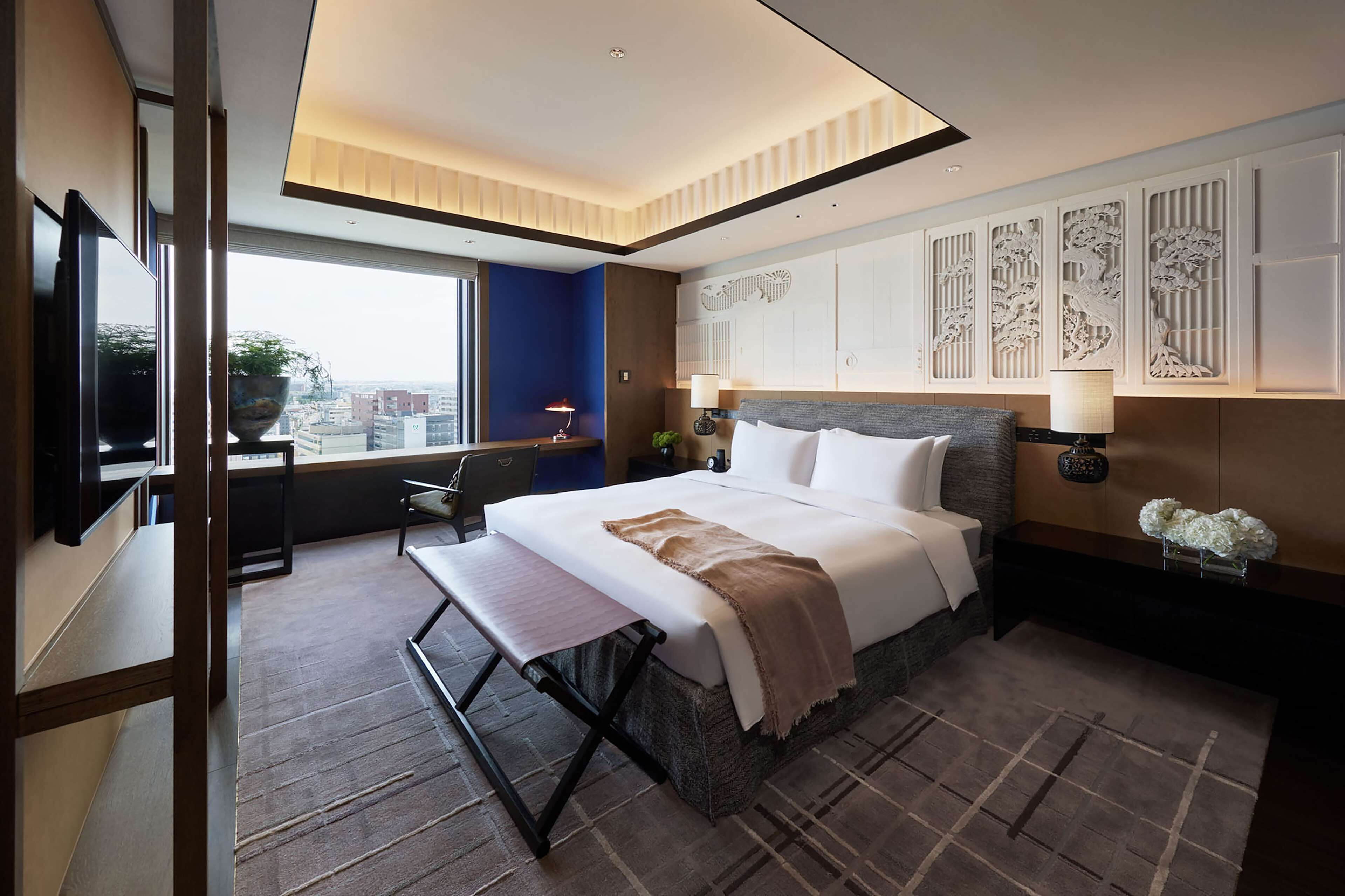 Hypo-allergenic bedding, in-room safe, desk, blackout drapes